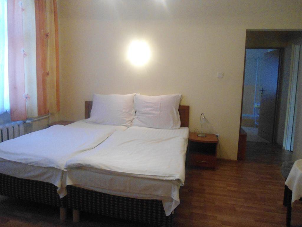 Hotel Pod Platanami Trzebnica Room photo