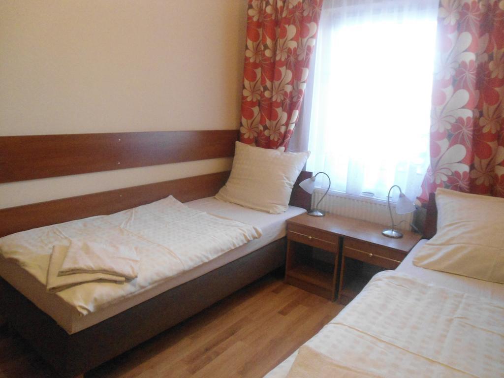 Hotel Pod Platanami Trzebnica Room photo