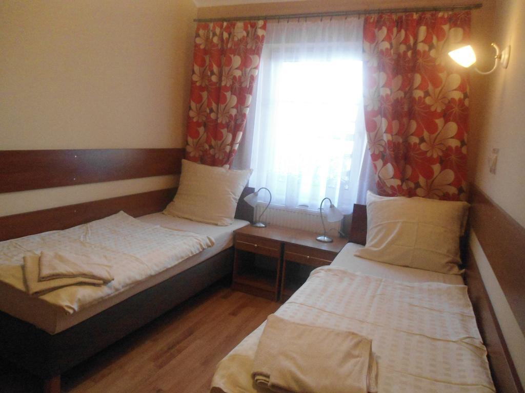 Hotel Pod Platanami Trzebnica Exterior photo