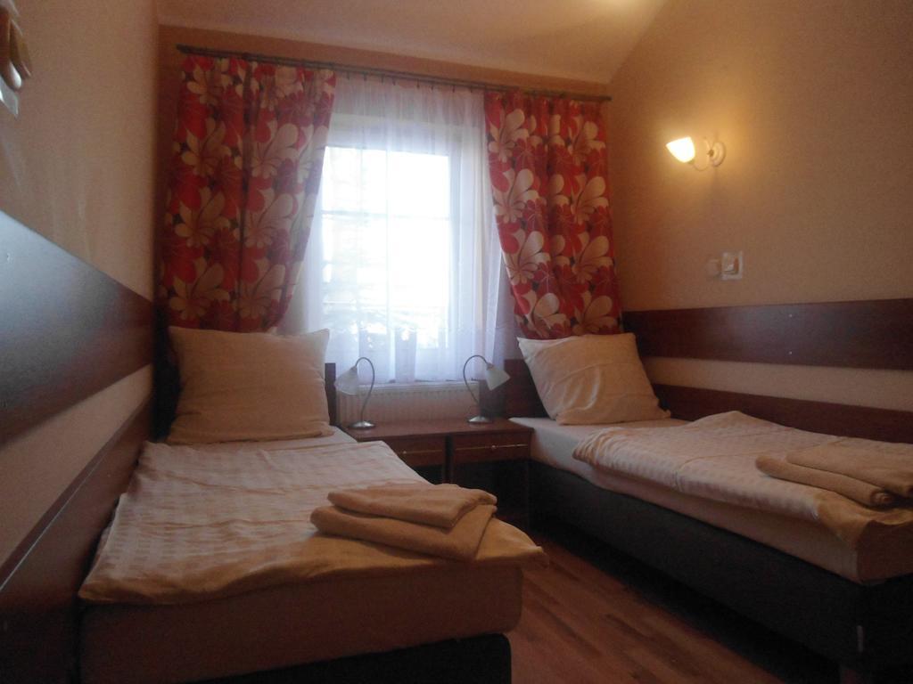 Hotel Pod Platanami Trzebnica Exterior photo