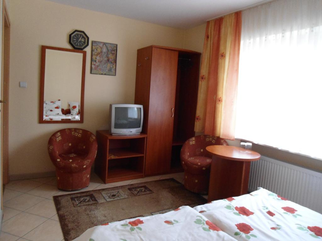 Hotel Pod Platanami Trzebnica Exterior photo
