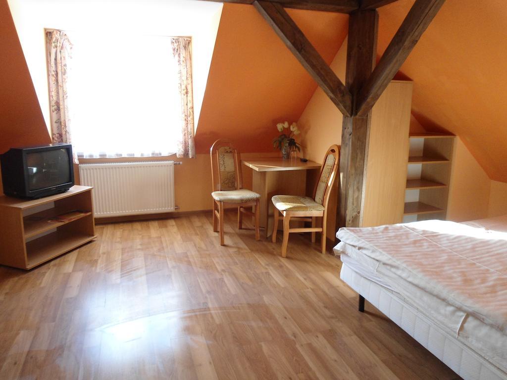 Hotel Pod Platanami Trzebnica Room photo