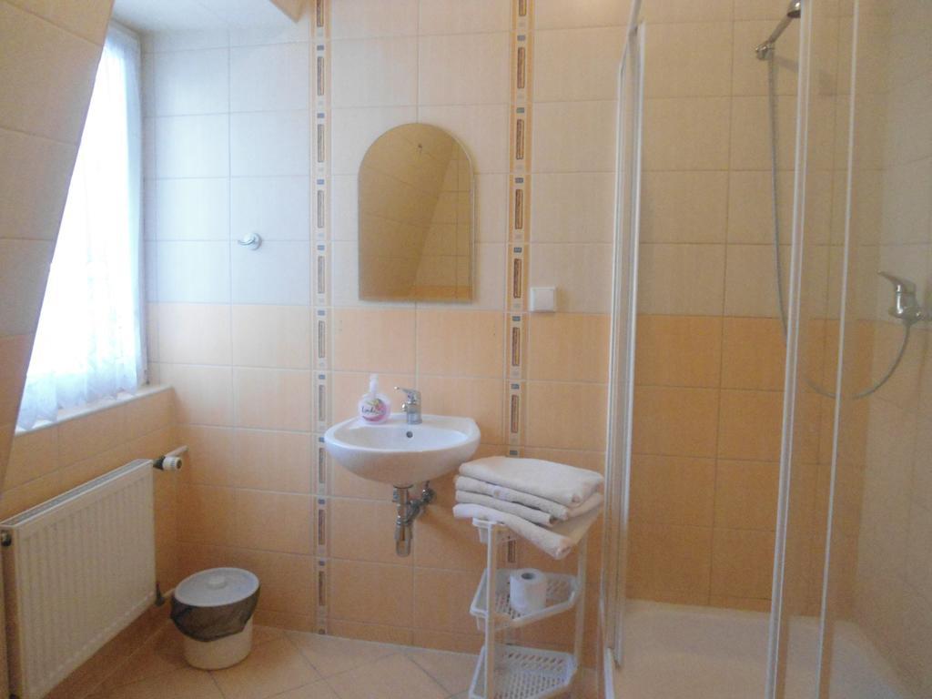 Hotel Pod Platanami Trzebnica Room photo