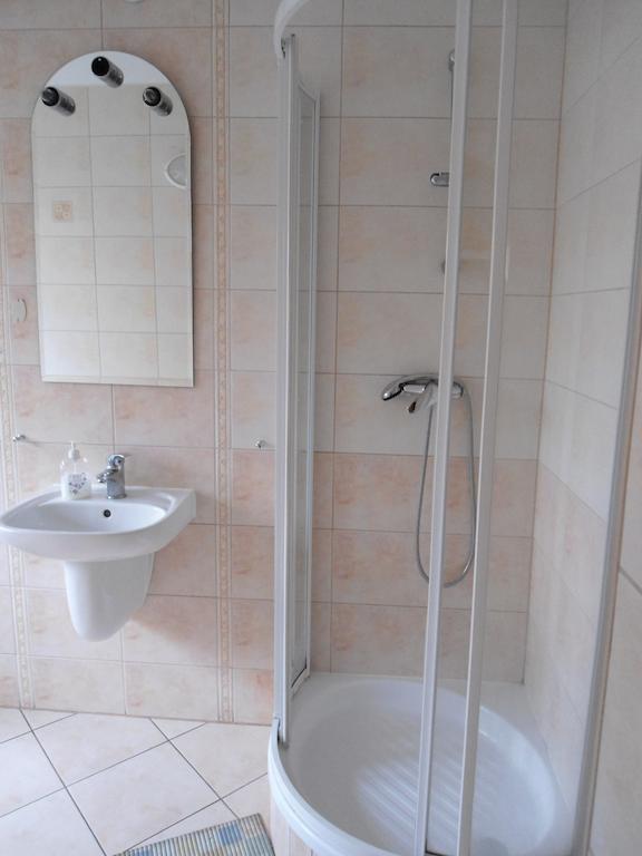 Hotel Pod Platanami Trzebnica Room photo