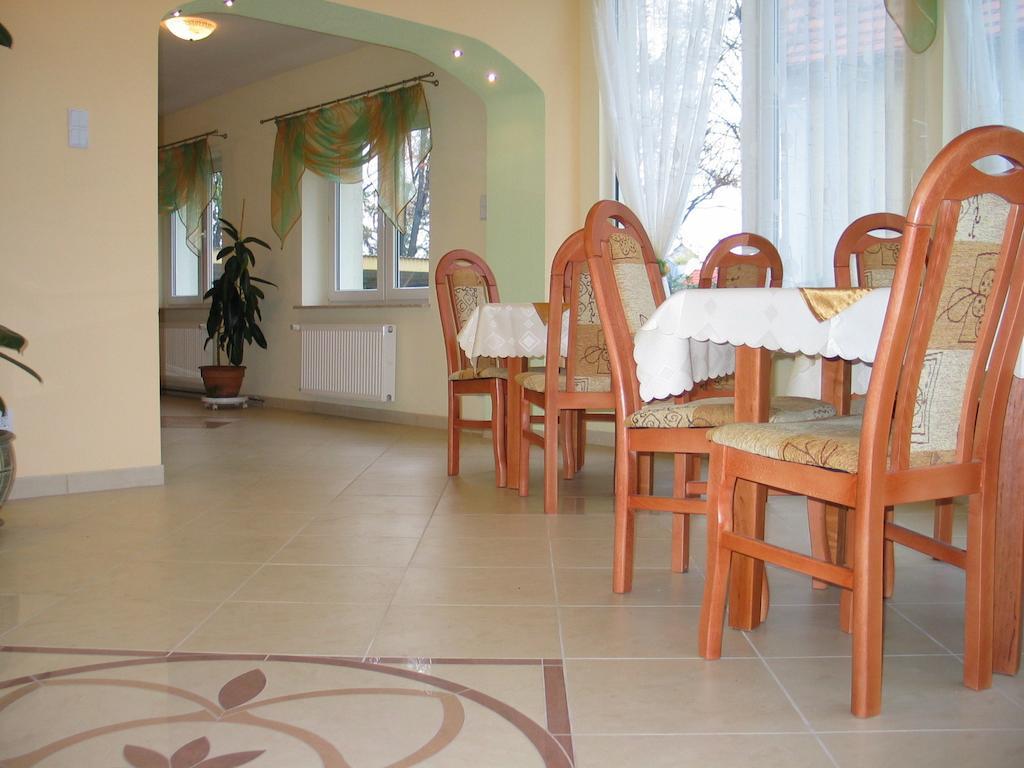 Hotel Pod Platanami Trzebnica Exterior photo