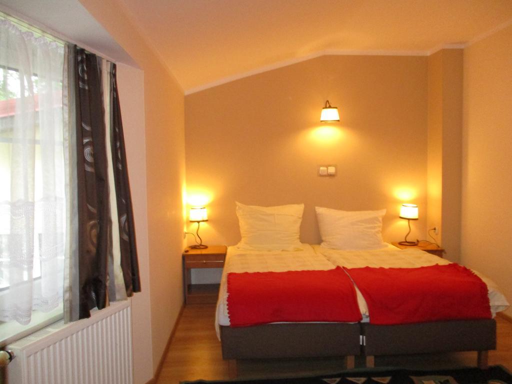 Hotel Pod Platanami Trzebnica Exterior photo