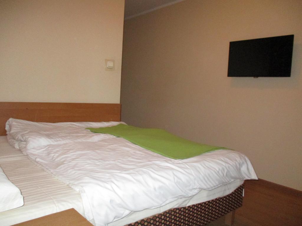 Hotel Pod Platanami Trzebnica Exterior photo