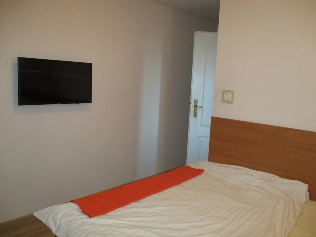 Hotel Pod Platanami Trzebnica Exterior photo
