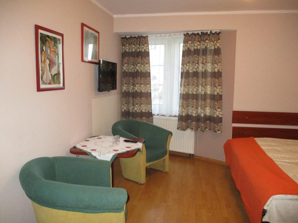 Hotel Pod Platanami Trzebnica Exterior photo