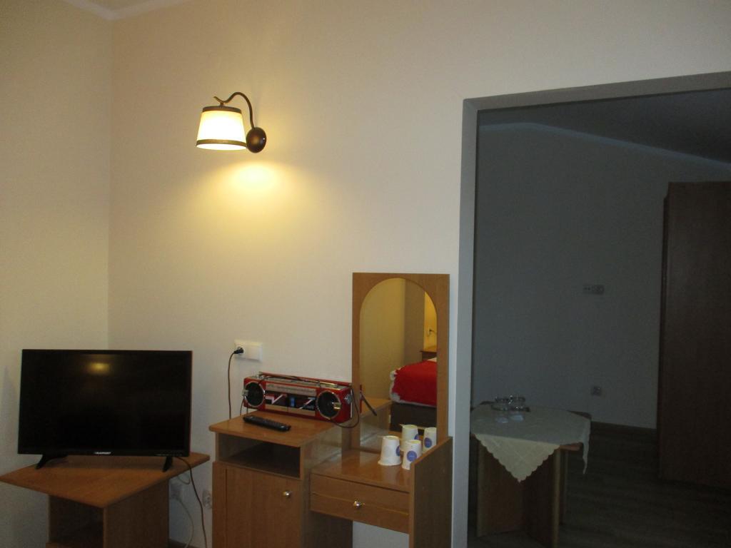 Hotel Pod Platanami Trzebnica Exterior photo