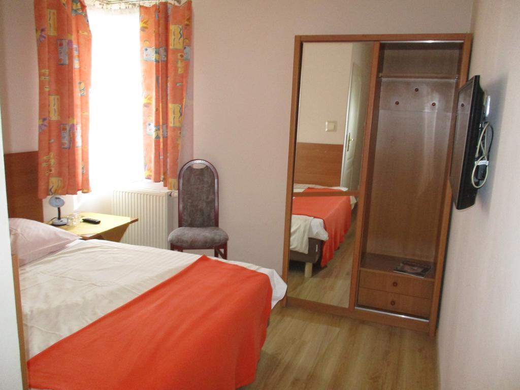 Hotel Pod Platanami Trzebnica Exterior photo
