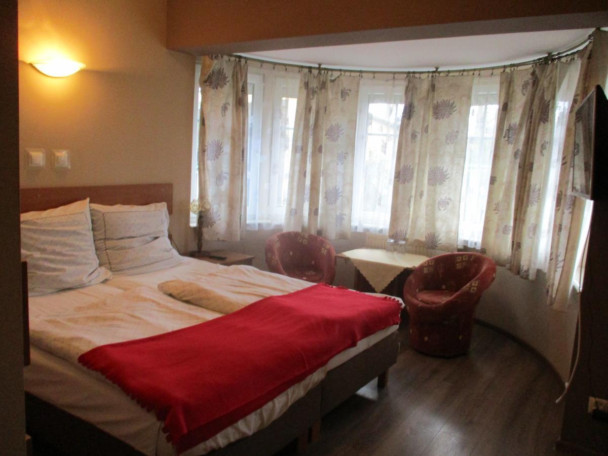 Hotel Pod Platanami Trzebnica Exterior photo