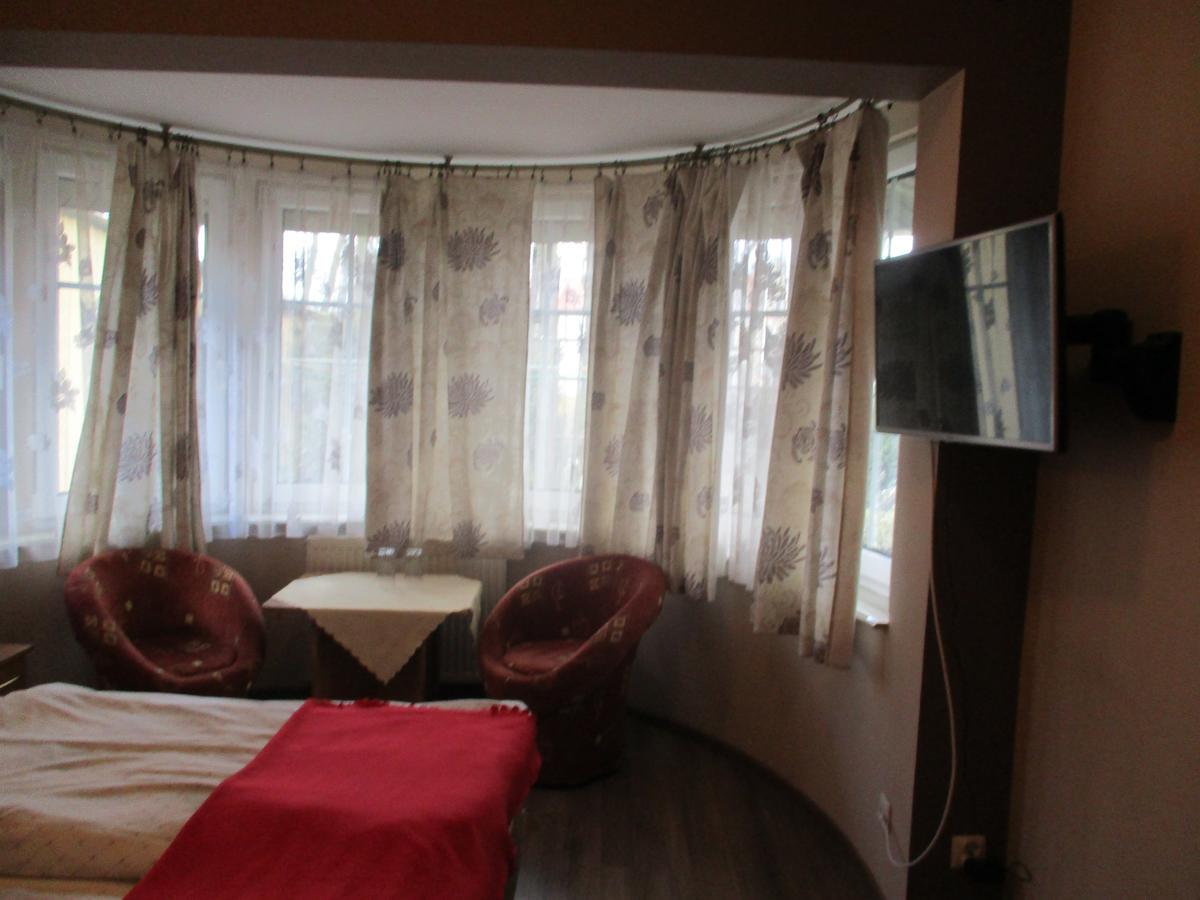 Hotel Pod Platanami Trzebnica Exterior photo